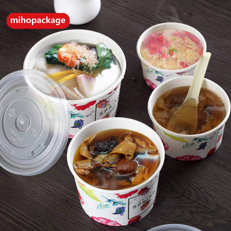 带塑料盒盖的纸汤桶